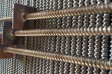 如何解決注塑機螺桿有轉速顯示但擠不出物料的問題？